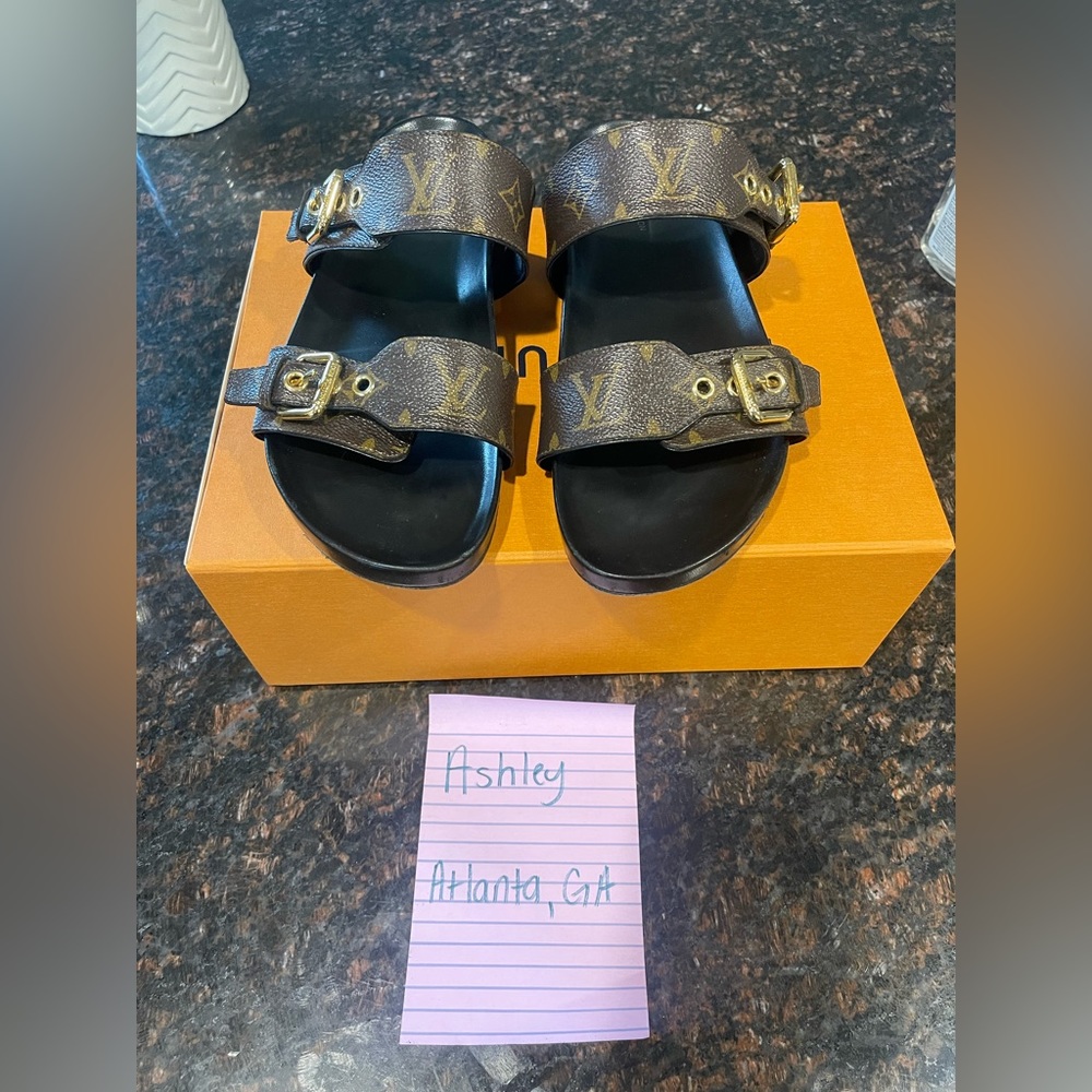 Louis Vuitton Mule
Size 40
Price: $900
Comes with receipt- cheaper w/🅿️🅿️